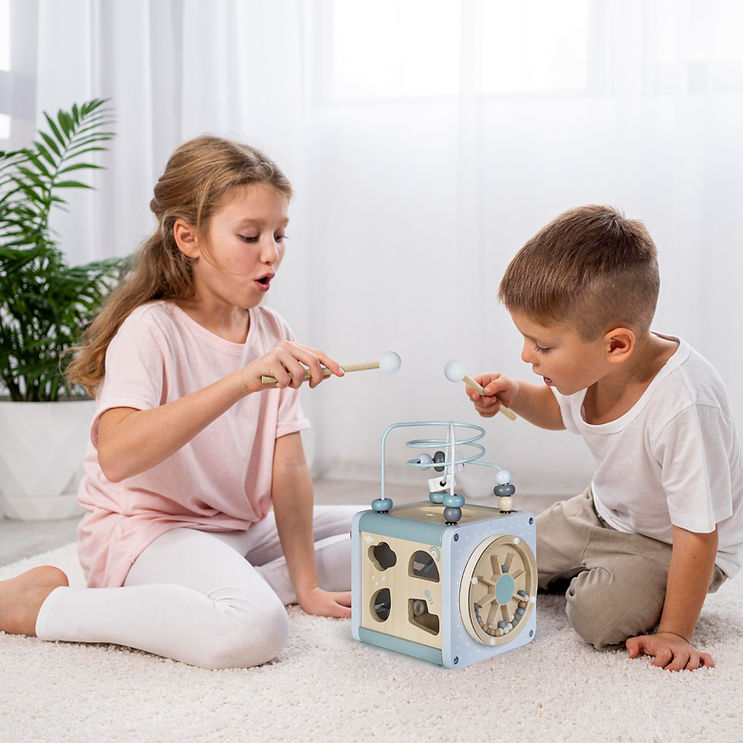 niña-y-niño-jugango-con-cubo-montessori