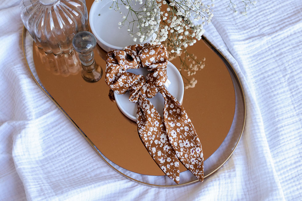 Miniature : Chouchou foulard ocre fleurs blanches