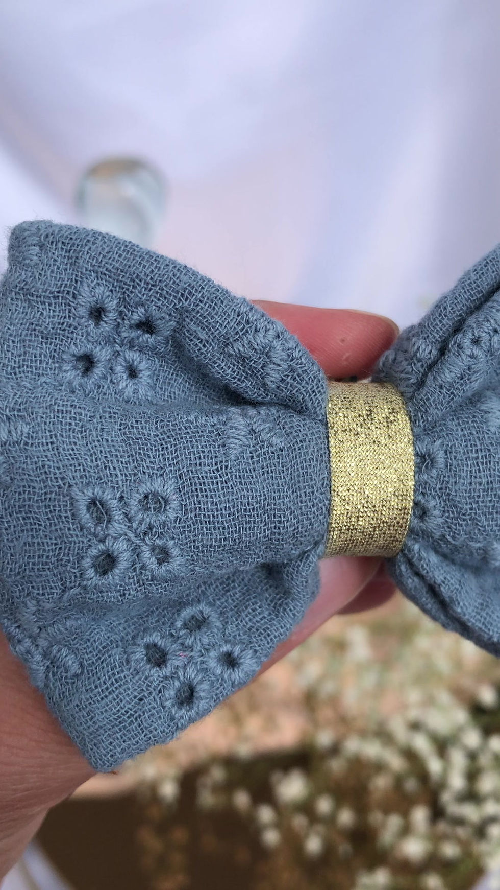 Miniature : Noeud à clipper bleu tendre broderie anglaise
