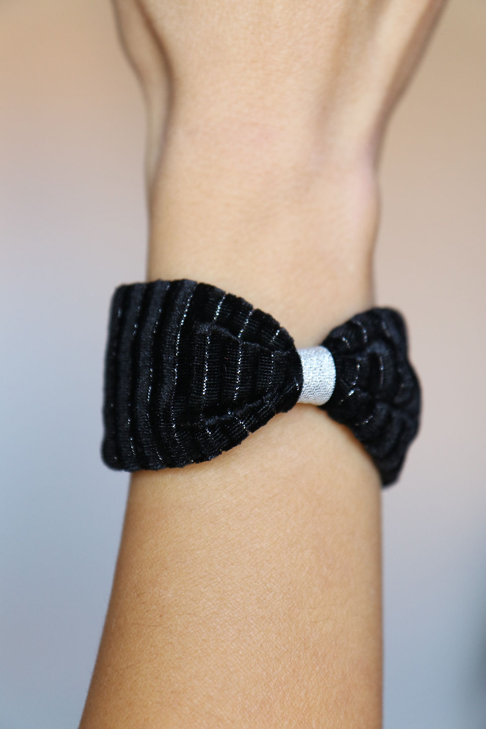 Manchette bracelet noeud en velours côtelé noir et argent