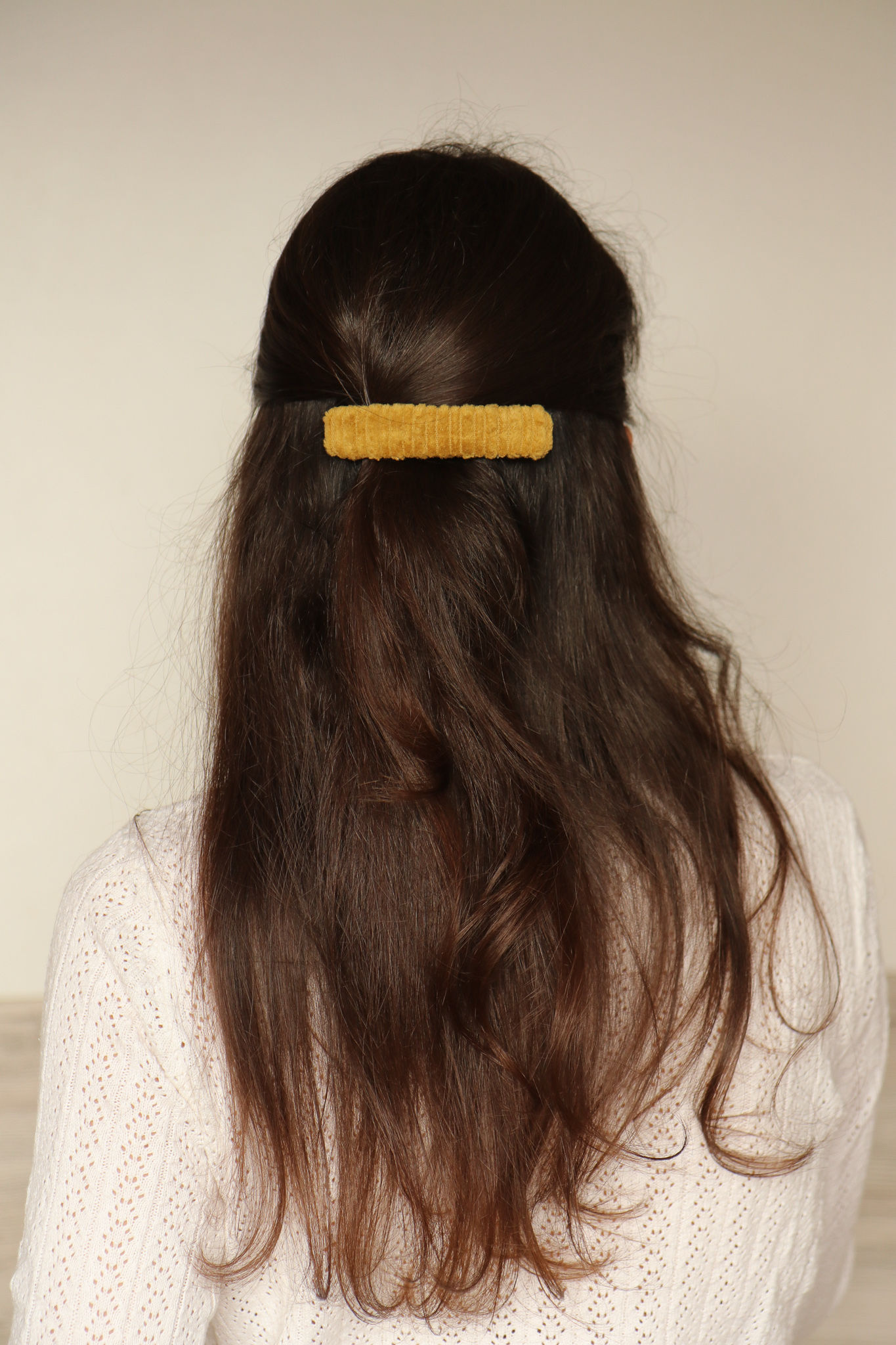 Barrette plate Jeanne en velours cotelé jaune 