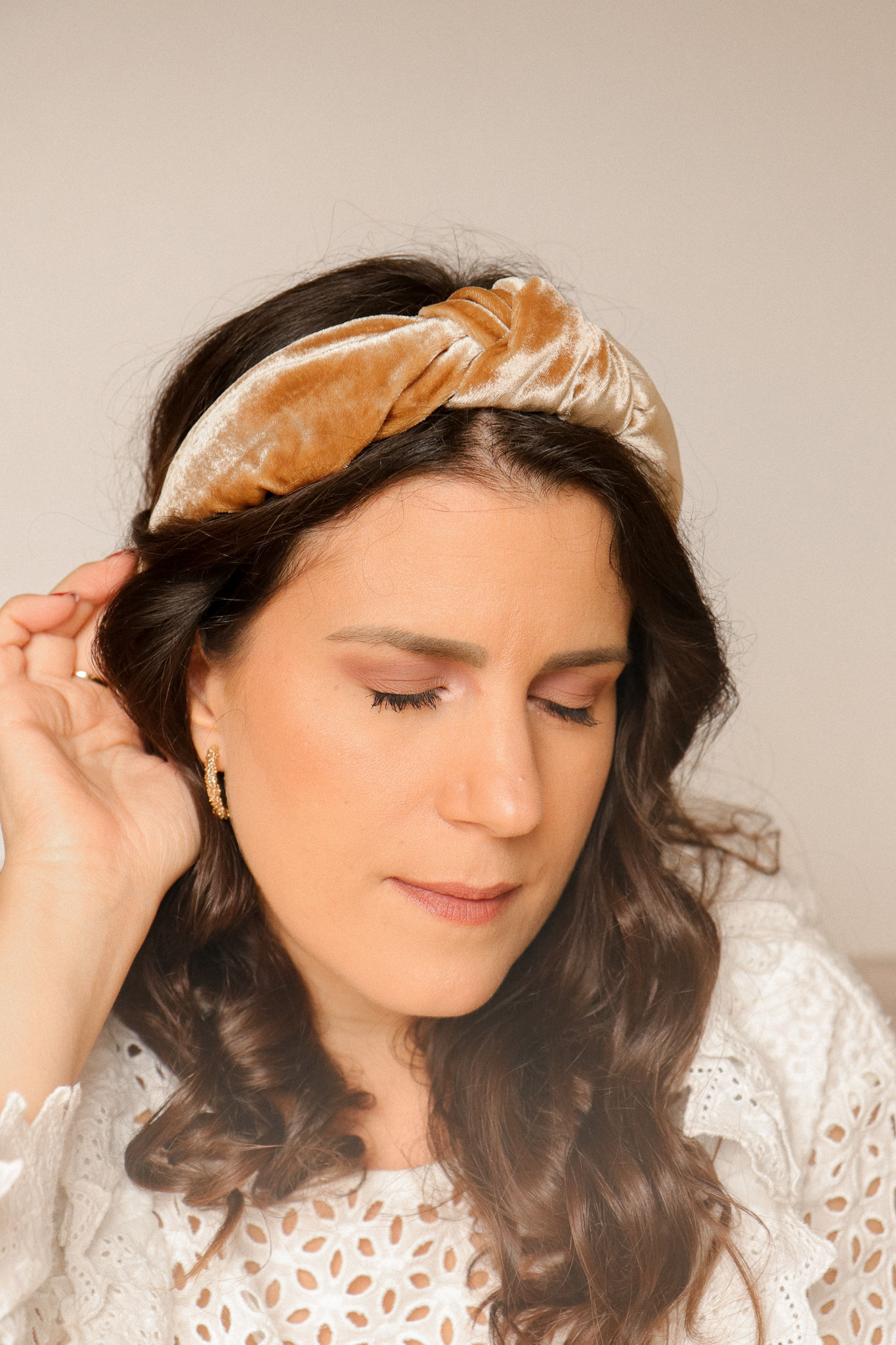 Serre-tête noué en velours de soie doré