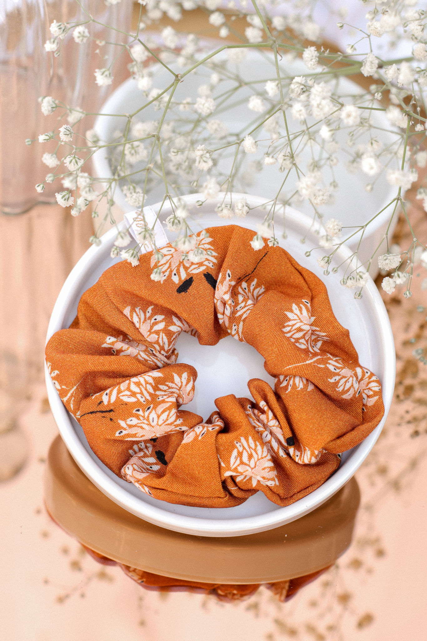 Chouchou ocre fleur