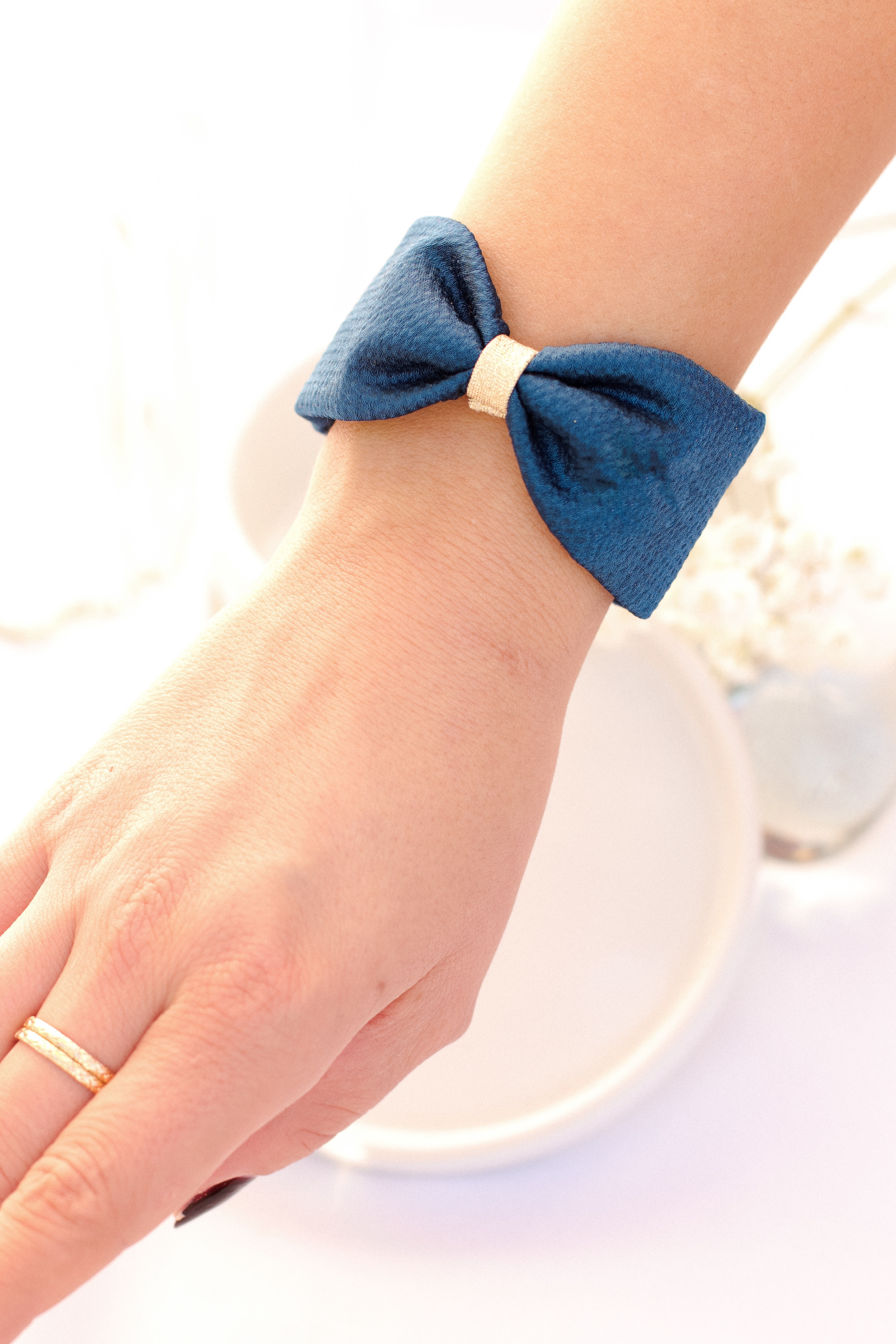 Manchette noeud bleu vif