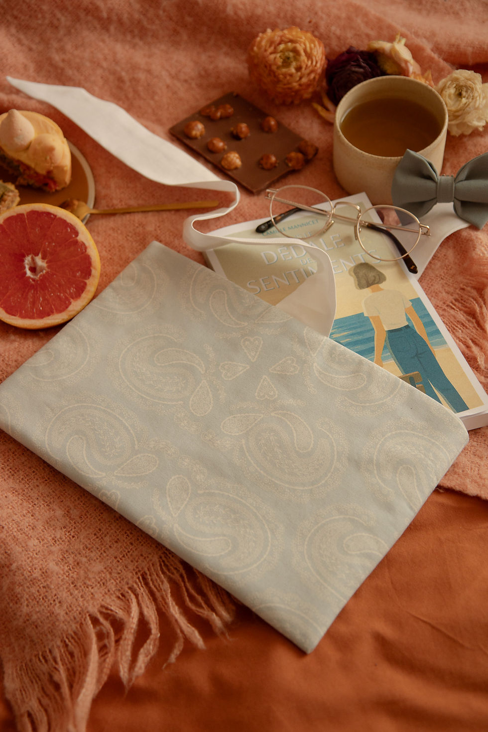 Miniature : Pochette grand format à livre ou ipad tablette molletonné avec noeud en tissu