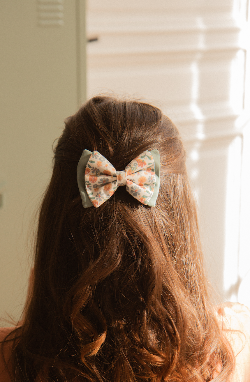 Barrette noeud double vert sauge et fleurs