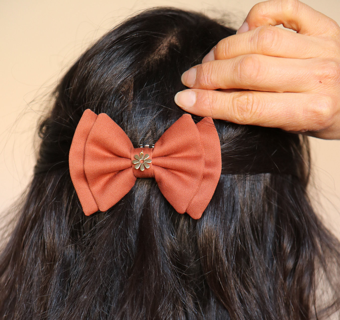 Barrette noeud double orange terre brulé et sa fleur doré