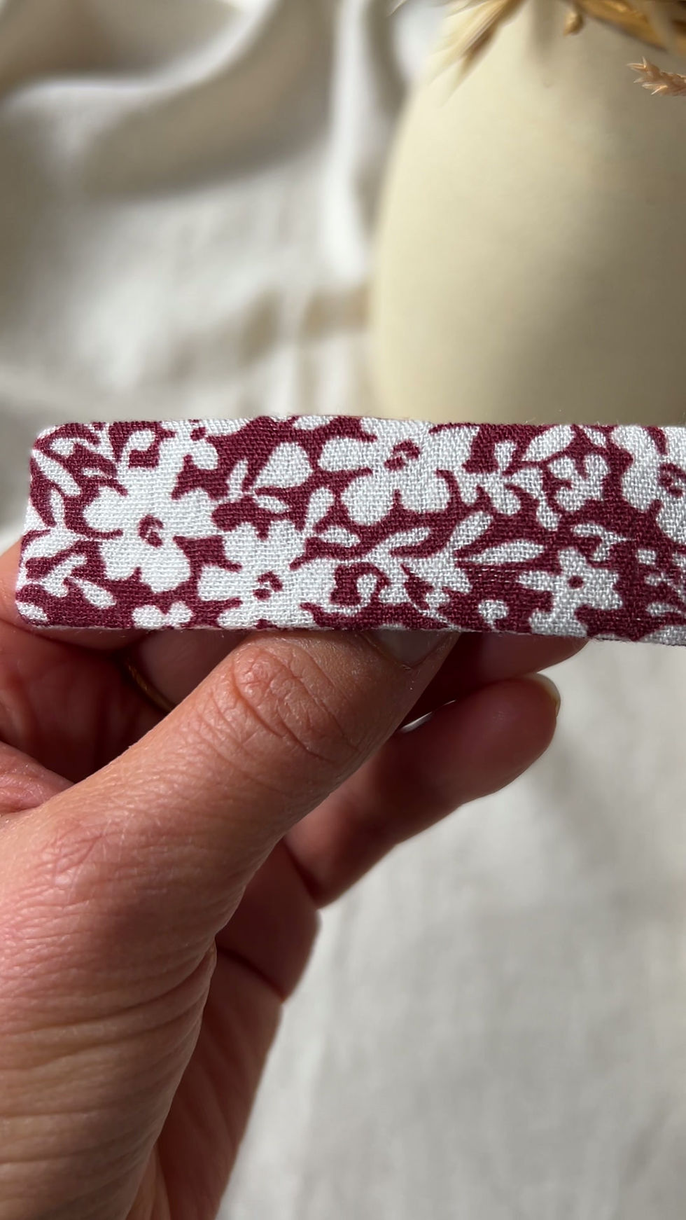 Miniature : Barrette plate Jeanne bordeaux fleuri et blanc