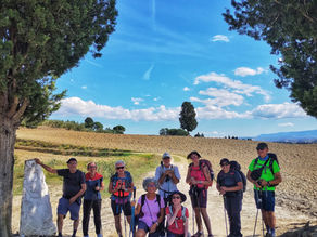 Comitiva sulla Via Francigena toscana