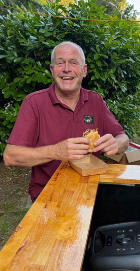Wij zorgen voor het vuur. Klaas zorgt dat het glas nooit leeg blijft. Al meerdere keren bewezen dat rook en bier een verdomd goede combinatie zijn.