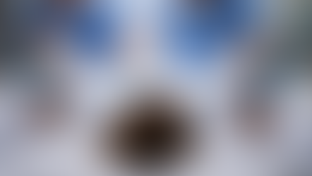 vrouw die op haar rug bevalt in ziekenhuisbed liggende bevalhouding