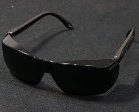 แว่นตาเชื่อมเหล็กดำสนิท