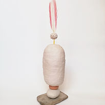 Faiança, plástico, madeira e penas de flamingo - 55x20x16cm (2019)..jpg