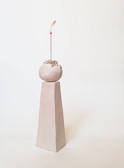 Faiança, plástico, concha e pena de flamingo - 50x12x9cm (2019)..jpg