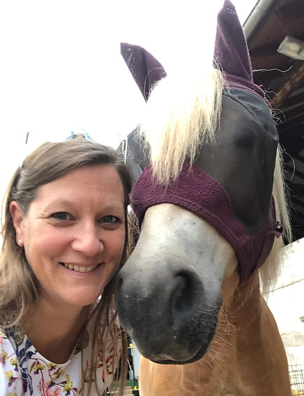 Else Kiesling-Eckel Shiatsu Praktikerin mit Arnis, einem Haflinger der Shiatsu liebt