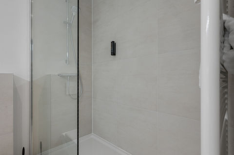Studio 1 shower