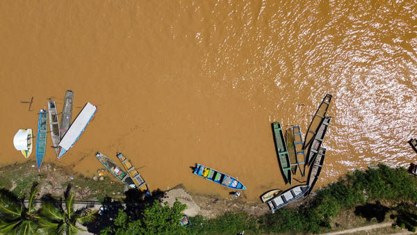 barquinhos e canoas na margem do rio marrom de belmonte