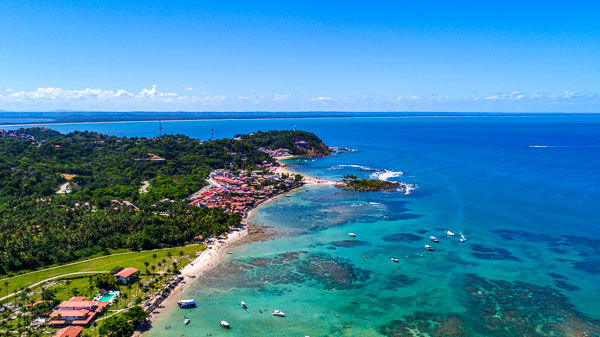 visual de cima varias praias de morro e barcos na agua