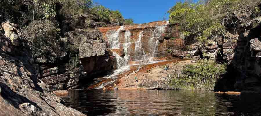 duas pessoas embaixo da queda dagua cachoeira riachinho vale do capao