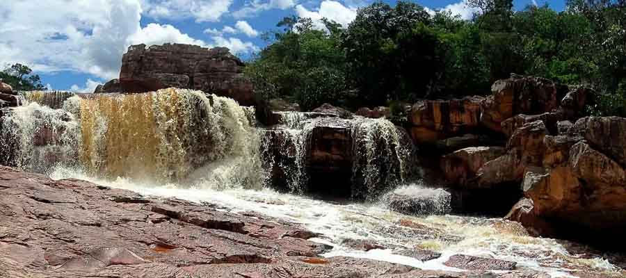 varias quedas dagua pequenas na cachoeira rio preto vale do capao