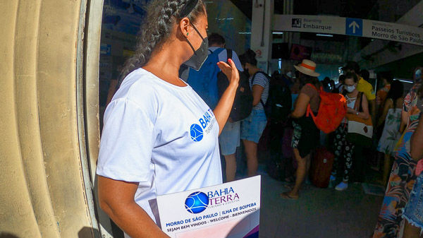 moça de mascara orienta entrada
