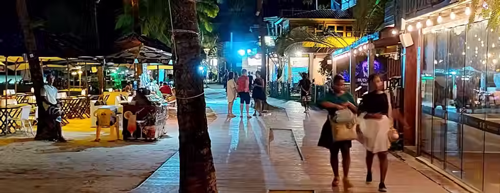 8 praias do nordeste com vida noturna