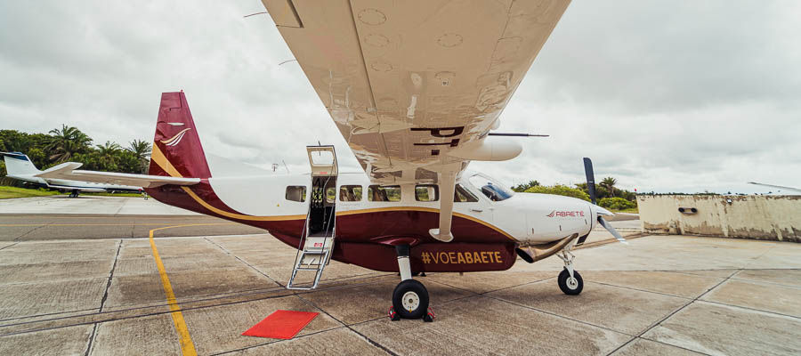 aviao vermelho e branco asa primeiro plano chegar em correntina