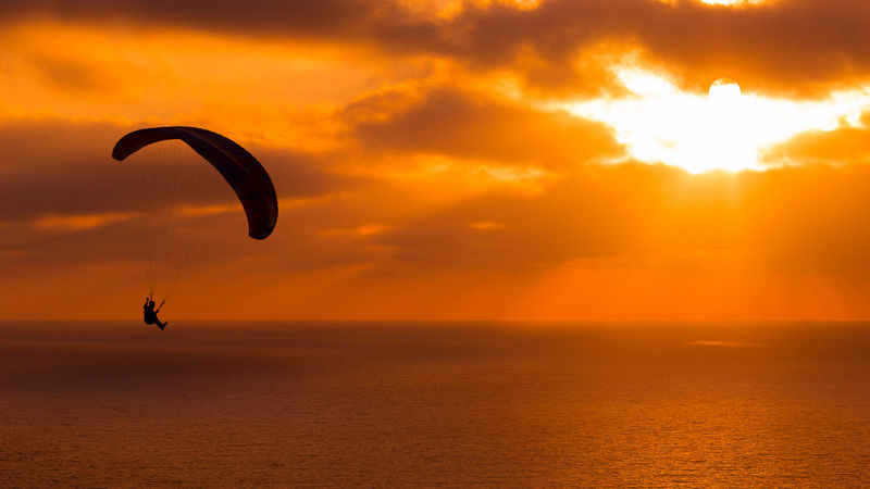 homem de parapente e por do sol voo livre