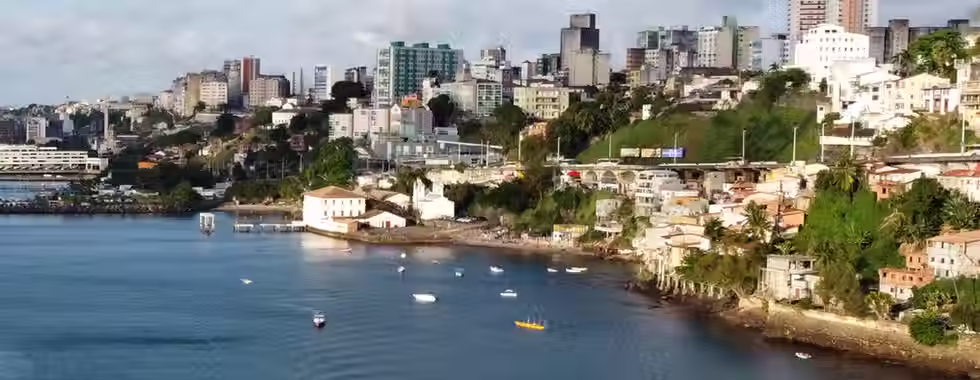 Praia da Gamboa em Salvador: prainha de pedras encantadora