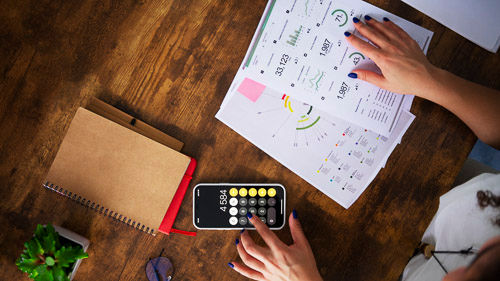 calculadora planilhas e bloco de notas em cima da mesa