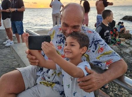 Avô e neto curtindo Porto Seguro na Bahia