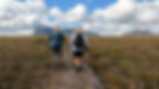 mochileiros na estrada de terra andando em direção ao vale do pati
