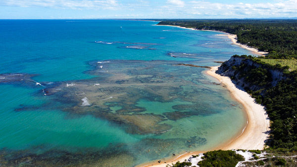 extensao de praia e corais na mare seca vista de cima na praia do espelho