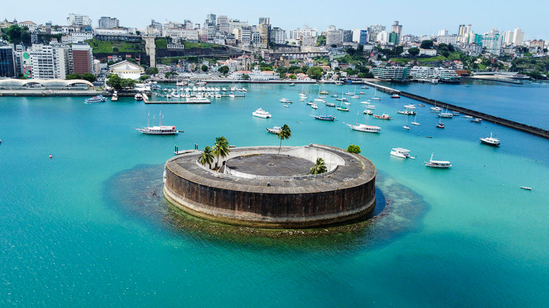 vista aerea de salvador com forte sao marcelo e cbarcos na baia atraçoes