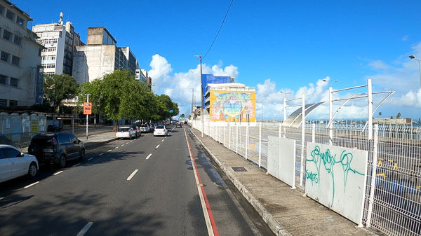 ruas vazias e grade de segurança