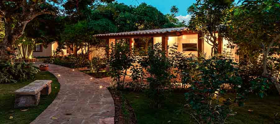 passeio de pedras na pousada refugio na serra boutique cercada  de verde