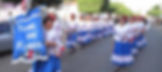 duas fileiras com mulheres de branco e azul segurando estandarte escrito terno das flores
