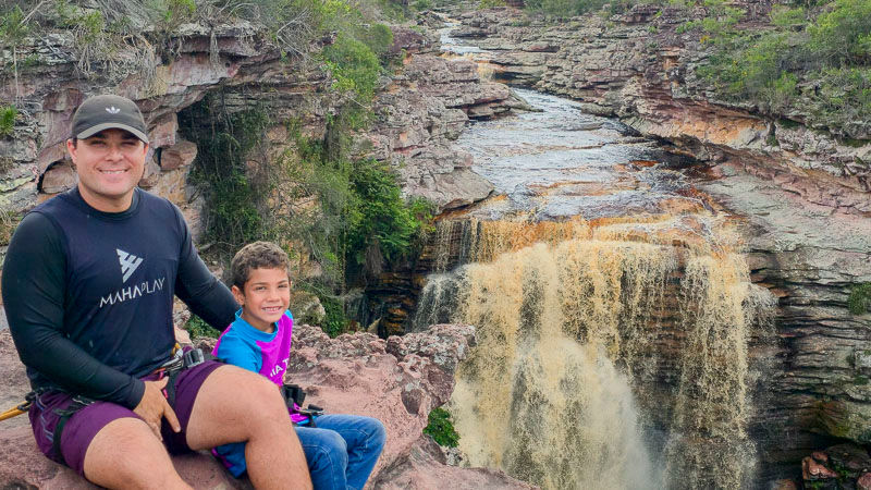 homem camisa preta e menino camisa azul e roxa chapada crianças