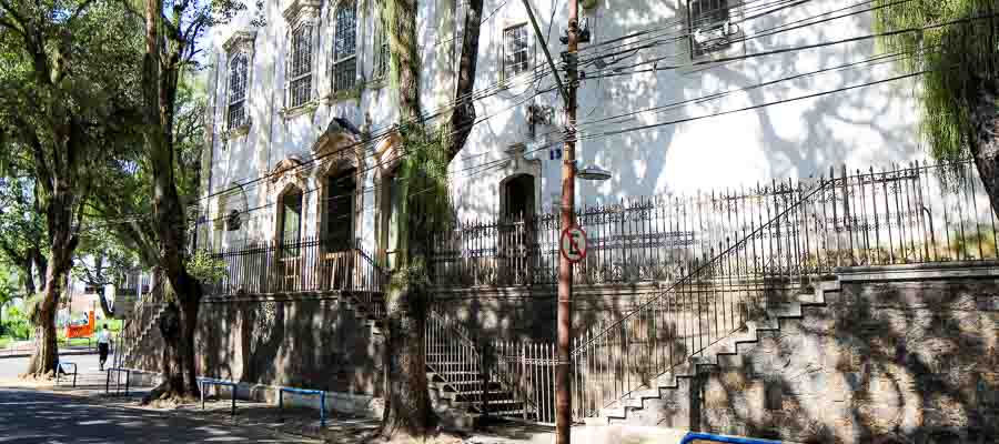 arvores na frente da igreja nossa senhora da graça e sao diogo