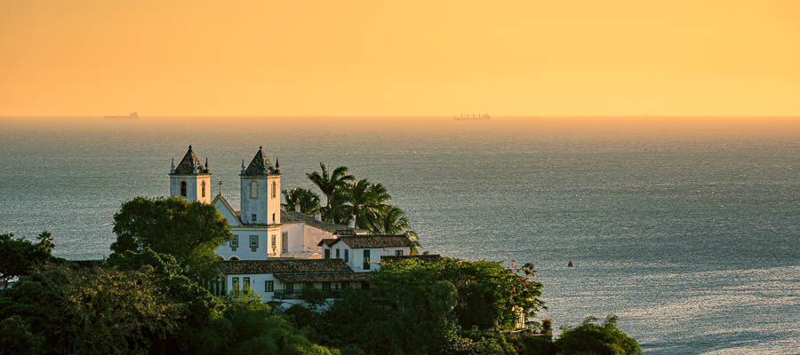 por do sol e igreja santo antonio da barra no centro