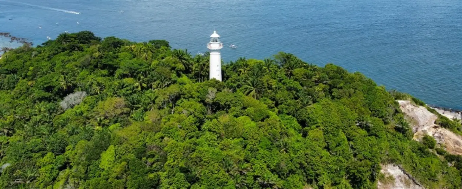 Farol do Morro de São Paulo: monumento histórico imperdível!