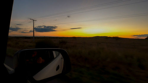 homem grava por do sol do carro na estrada vale do capao