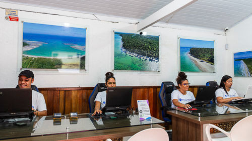 quatro colaboradores no escritoria de boipeba feira