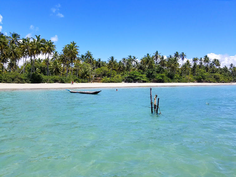 Canoa na praia do Tassimirim em Boipeba