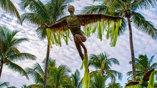 escultura feita de pelha no alto esperado da bahia