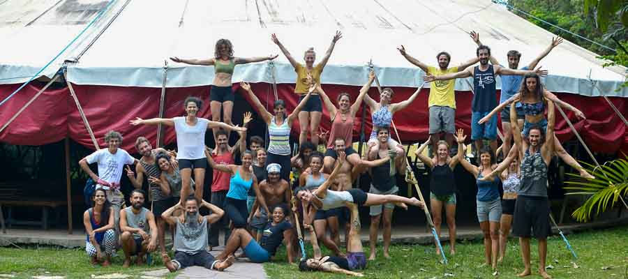 integrantes do circo em frente e tenda vale do capao