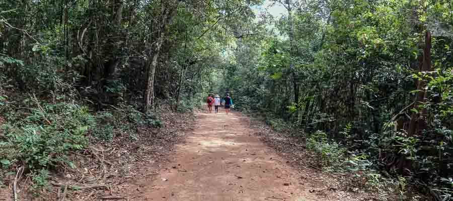 tres pessoas caminham na antiga estrada dos garimpeiros vale do capao