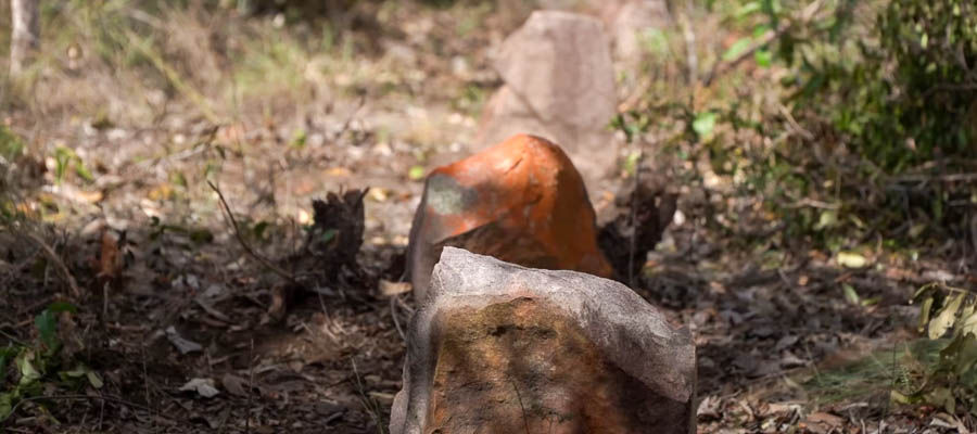 ptrilha de pedras do alinhamento de menires serra dos montes altos
