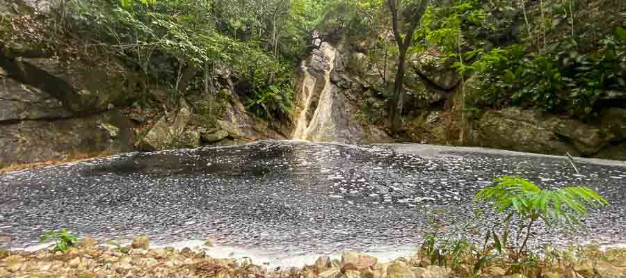 queda dagua cor ferrosa cachoeira da talhadeira jacobina o que fazer