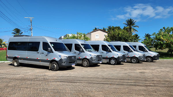 cinco carros cinza parados e fundo azul